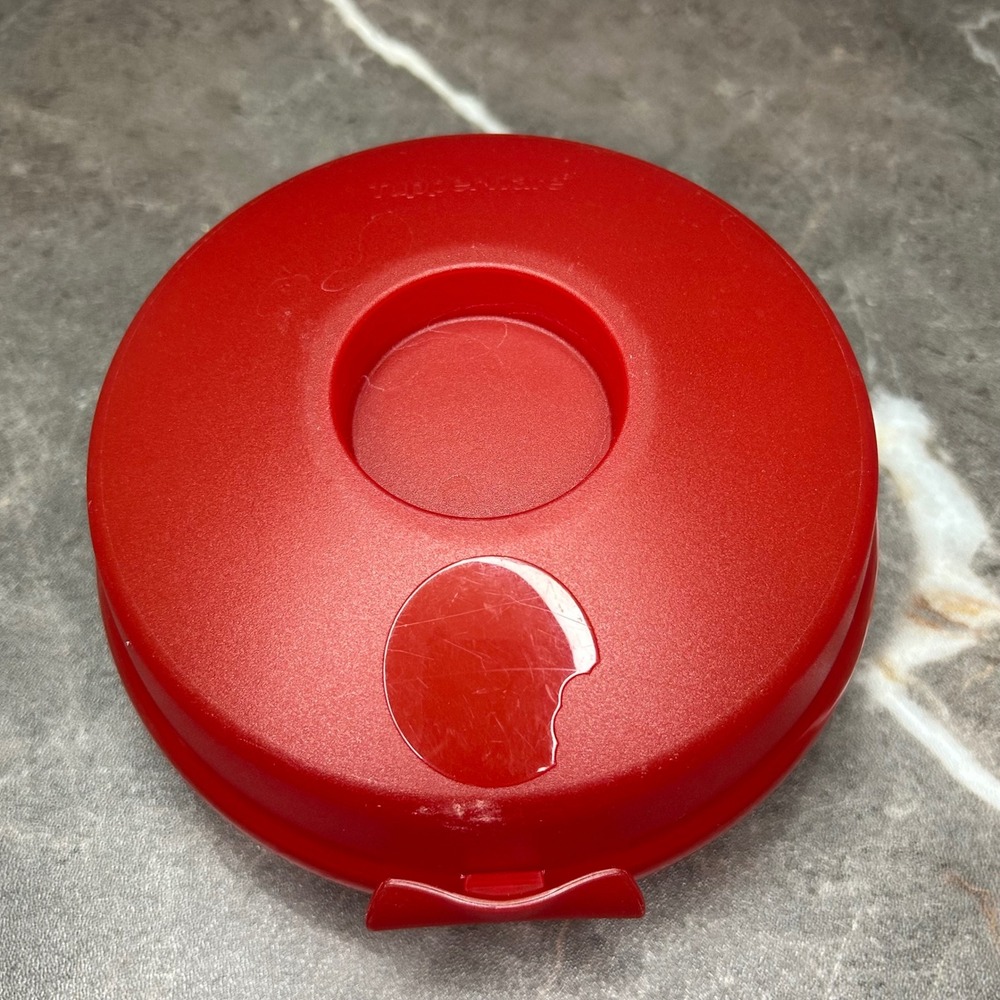 Tupperware Red Round Sandwich Keeper Hinged Lunch Container 4440A-4 Made in USA